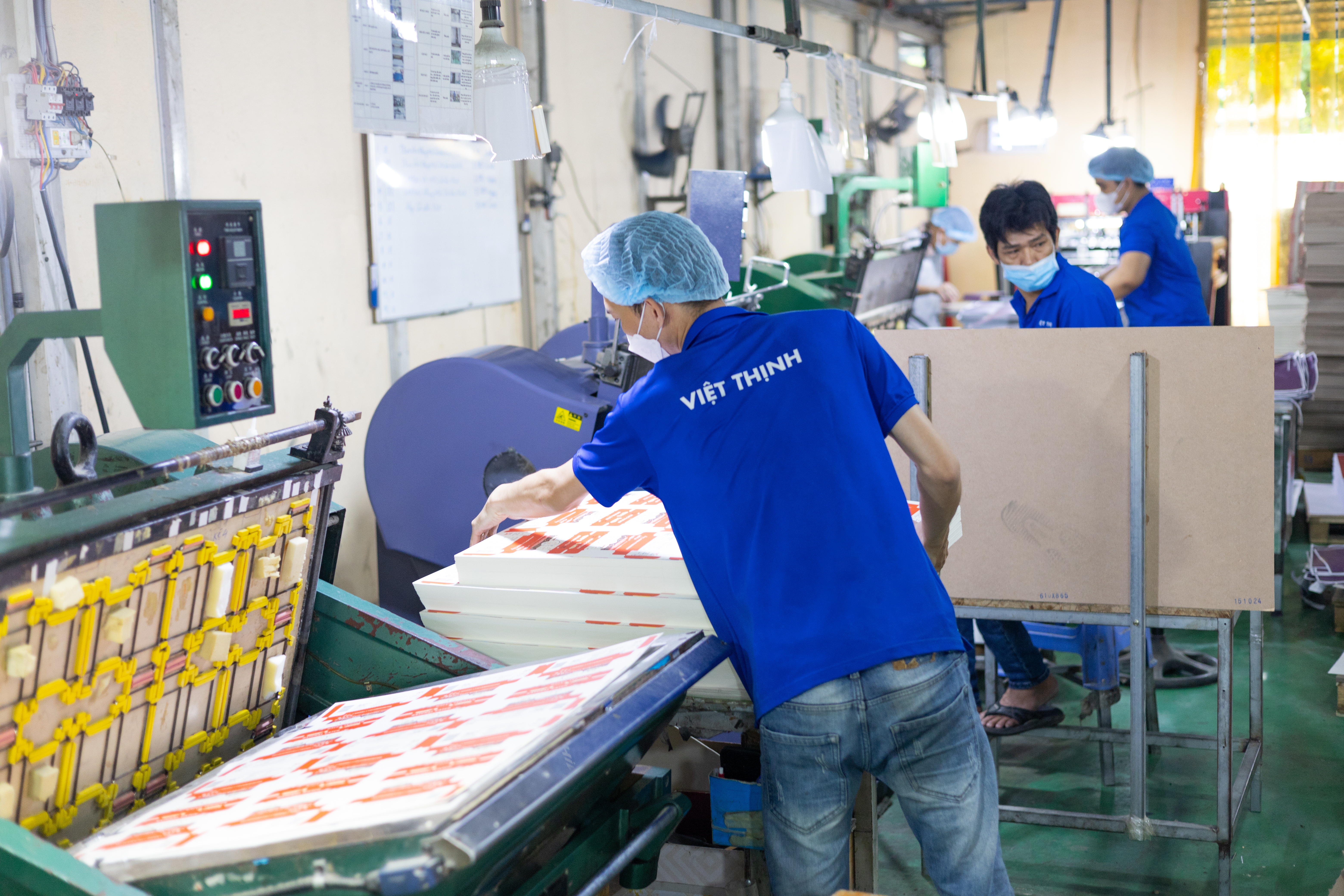 Quy trình sản xuất hộp nước hoa tại nhà máy Việt Thịnh